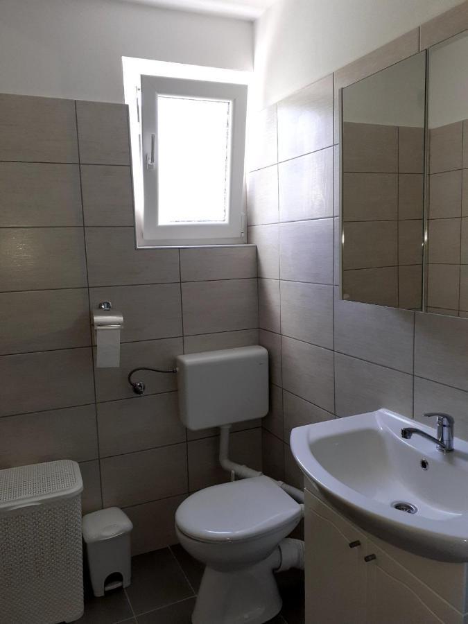 Apartmani Grumf Горни Карин Екстериор снимка