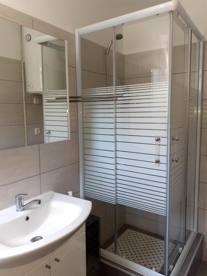 Apartmani Grumf Горни Карин Екстериор снимка